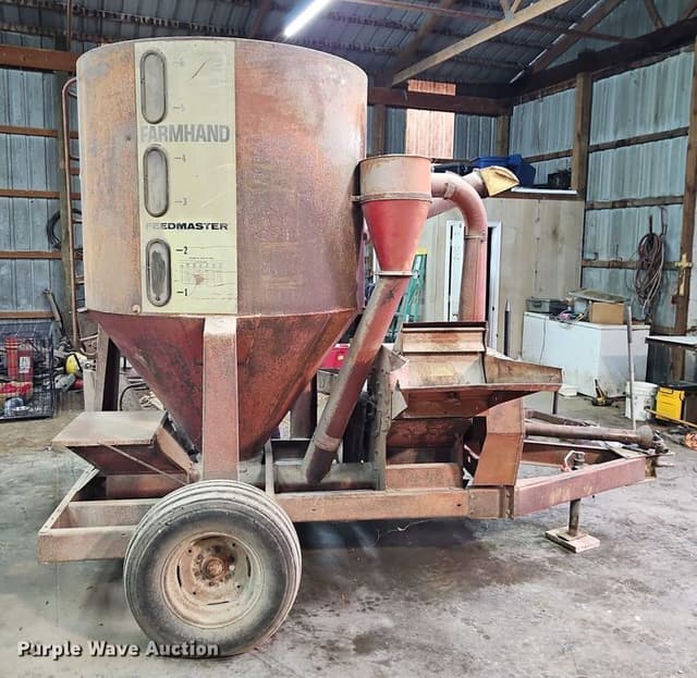 Image of Farmhand 820 equipment image 3