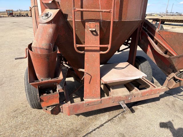 Image of Farmhand FeedMaster equipment image 4