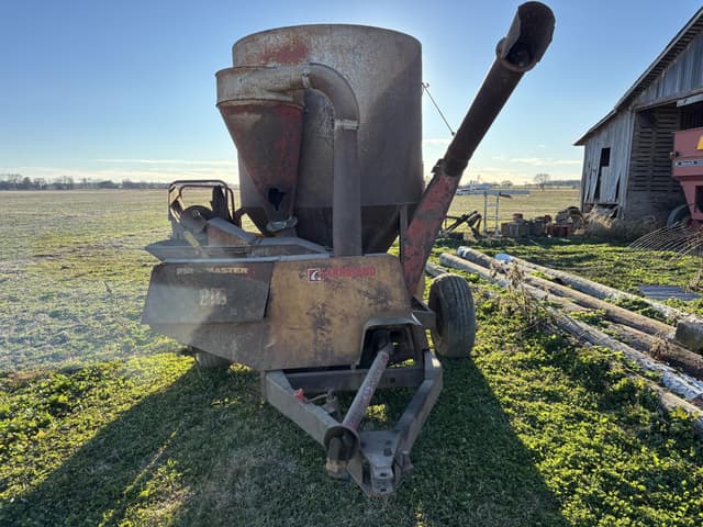 Image of Farmhand 815 equipment image 4