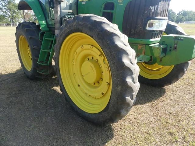 Image of John Deere 7330 equipment image 1