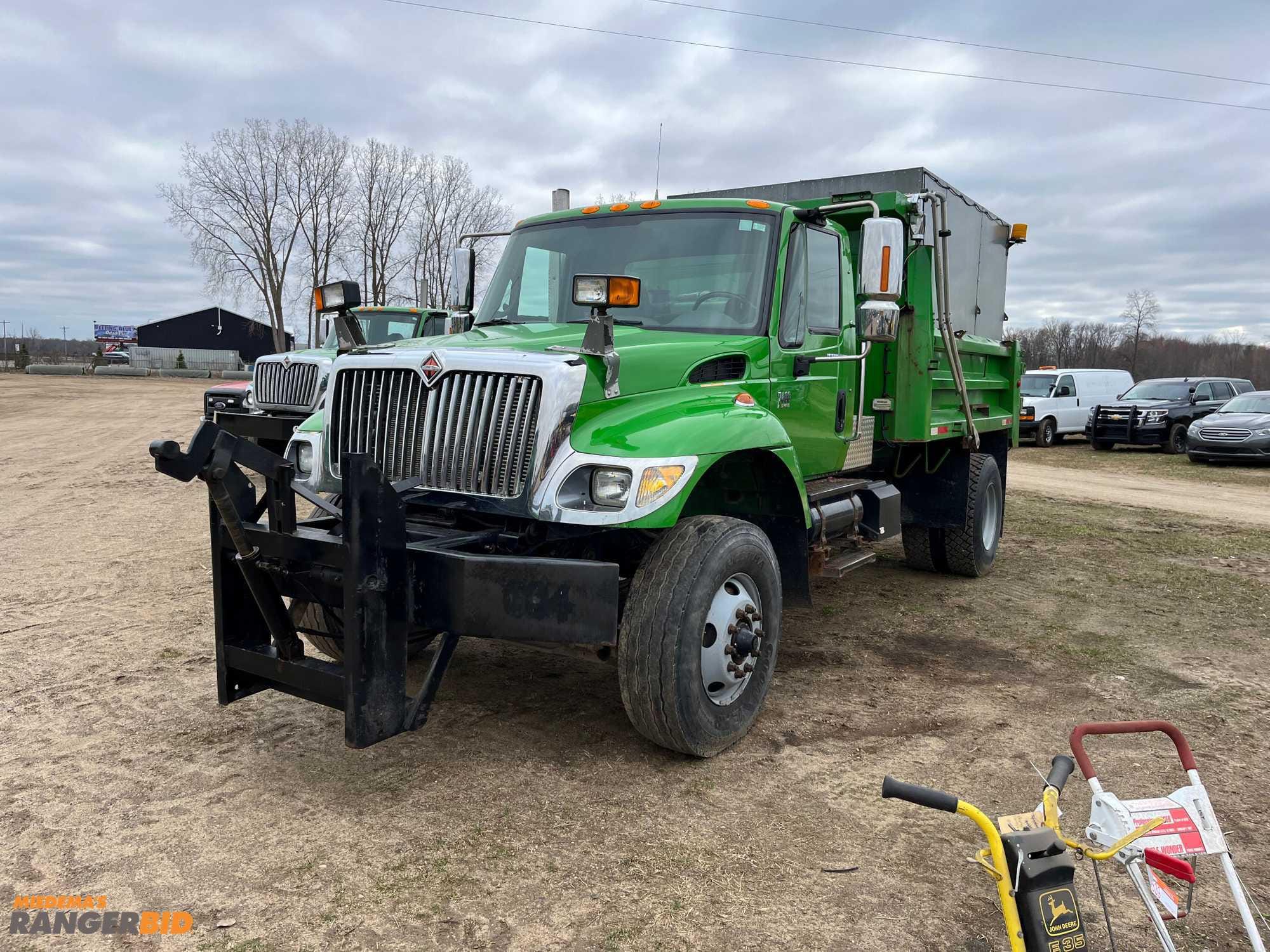 Main image International 7400