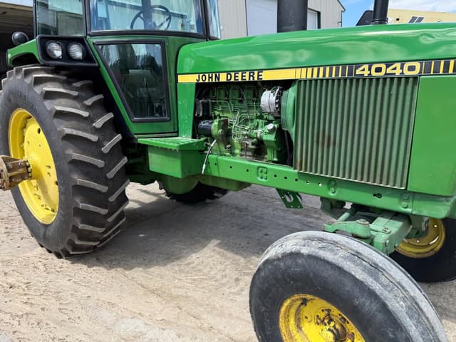Image of John Deere 4040 equipment image 3