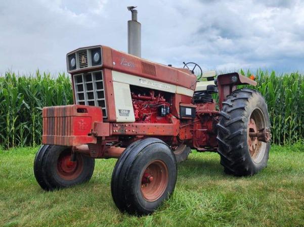 Image of International Harvester 1066 equipment image 1