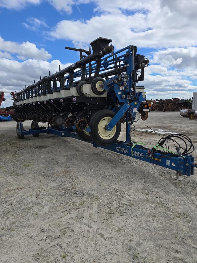 Image of Kinze 3600 equipment image 2