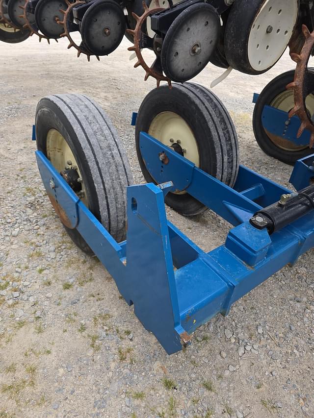 Image of Kinze 3600 equipment image 4