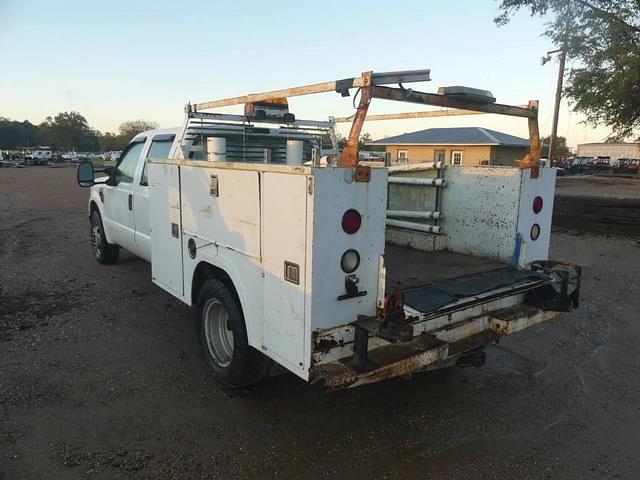 Image of Ford F-350 equipment image 3