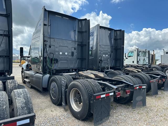 Image of International LT625 equipment image 3