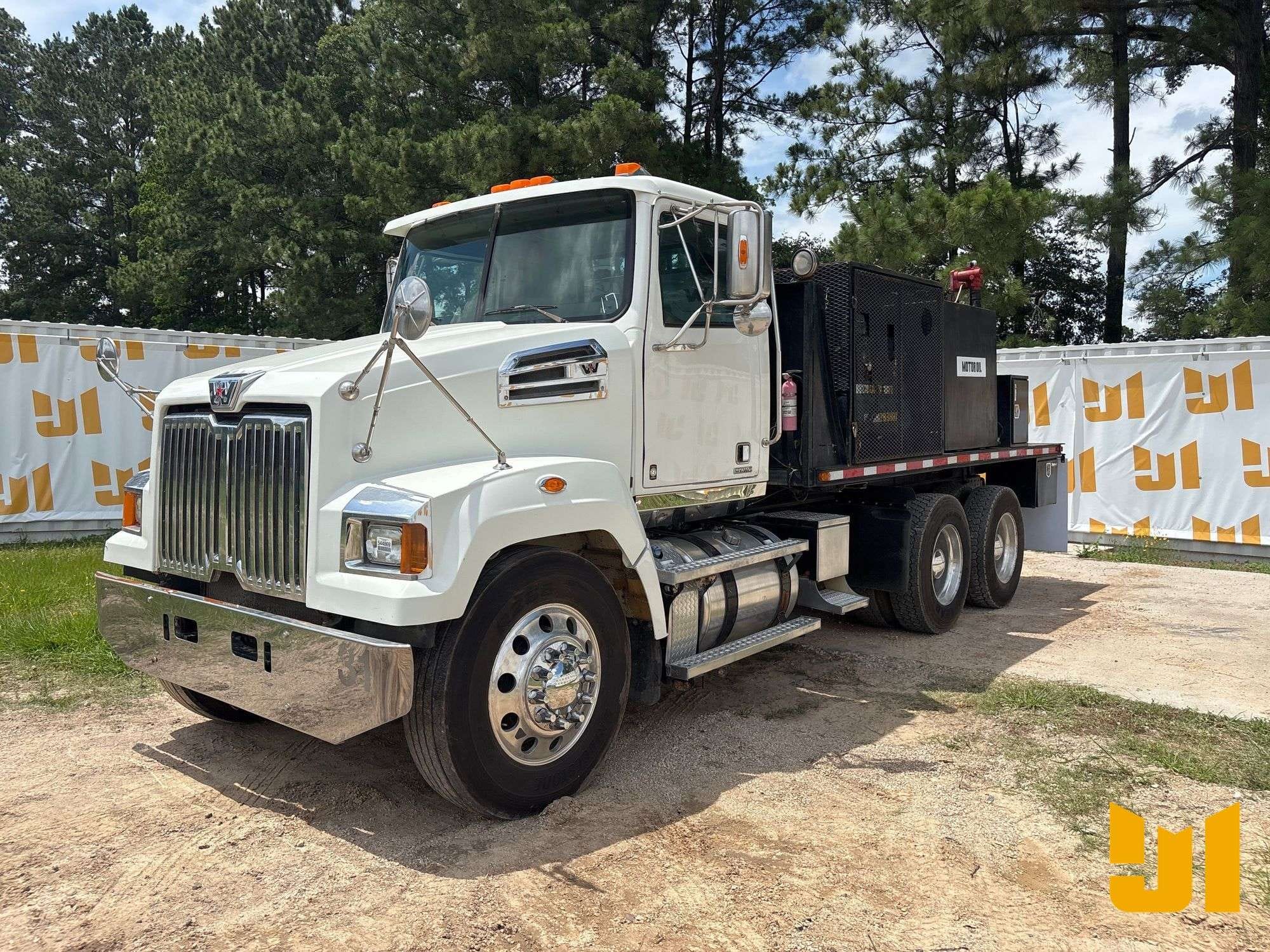 2017 Western Star 4700SF Equipment Image0