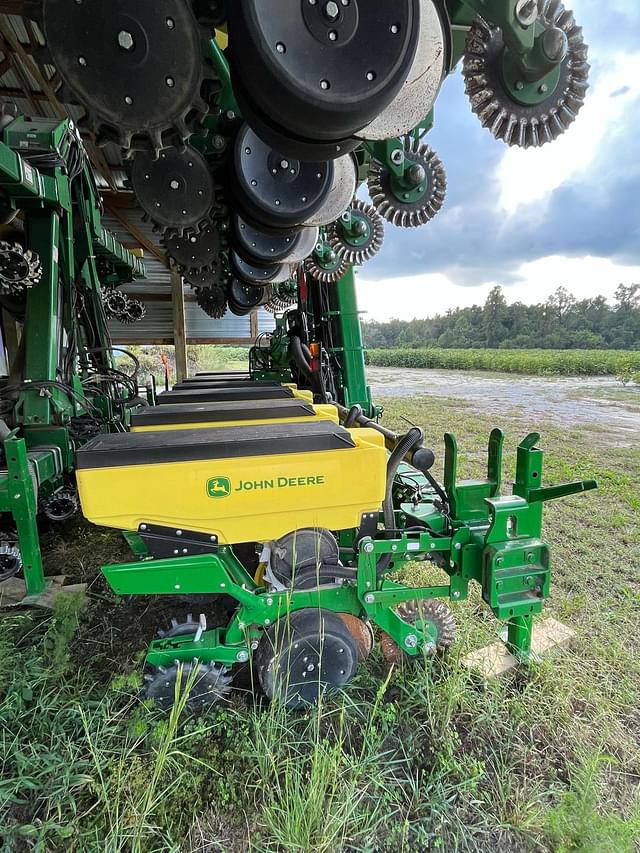 Image of John Deere 1725 equipment image 3