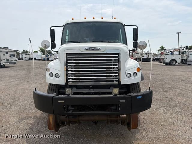 Image of Freightliner Business Class M2 equipment image 1