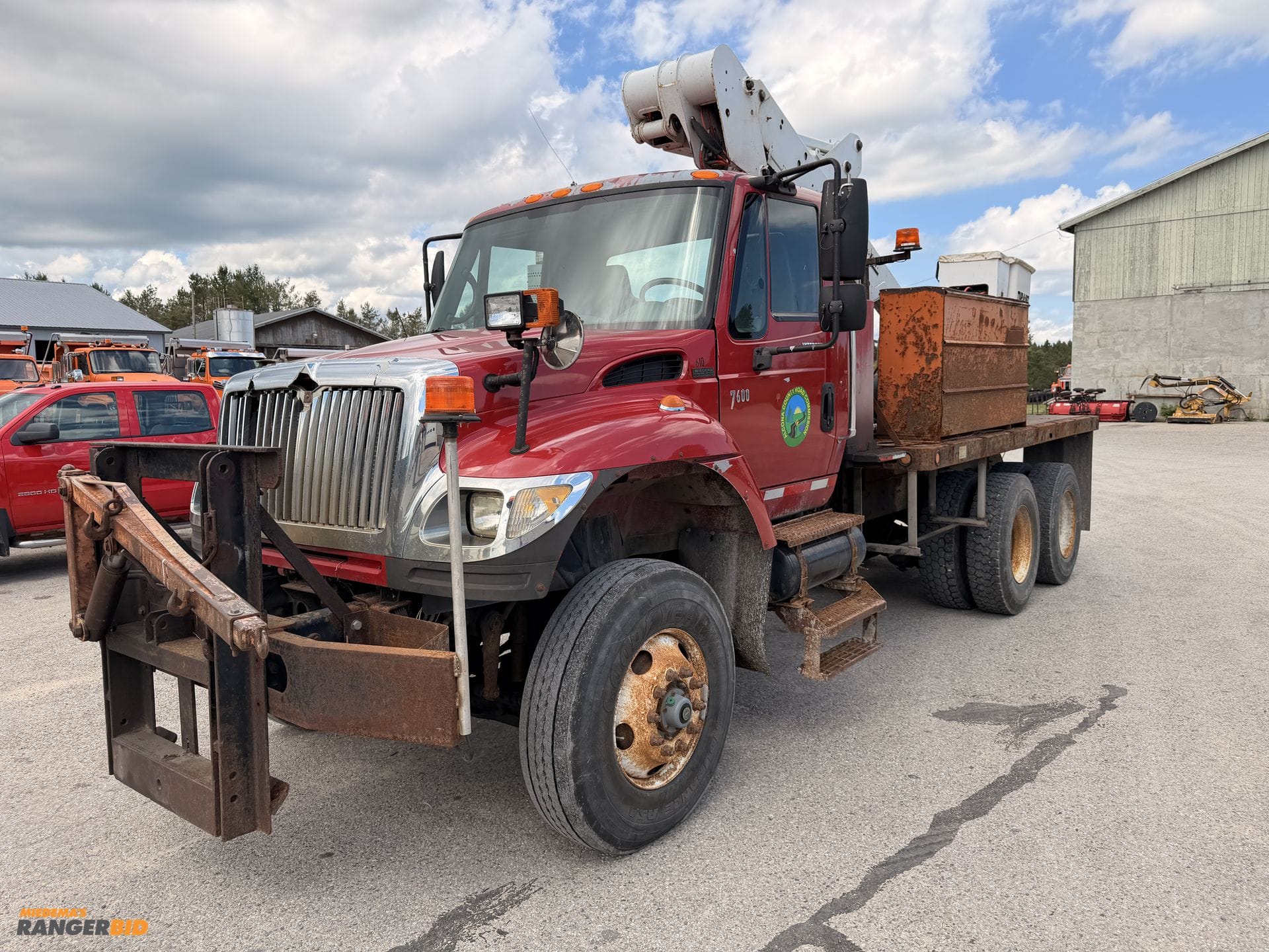 2005 International 7600 Equipment Image0
