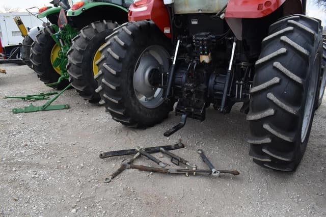 Image of Case IH Farmall 110A equipment image 3