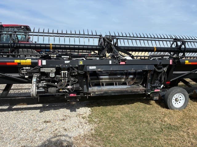 Image of MacDon FD75S equipment image 2