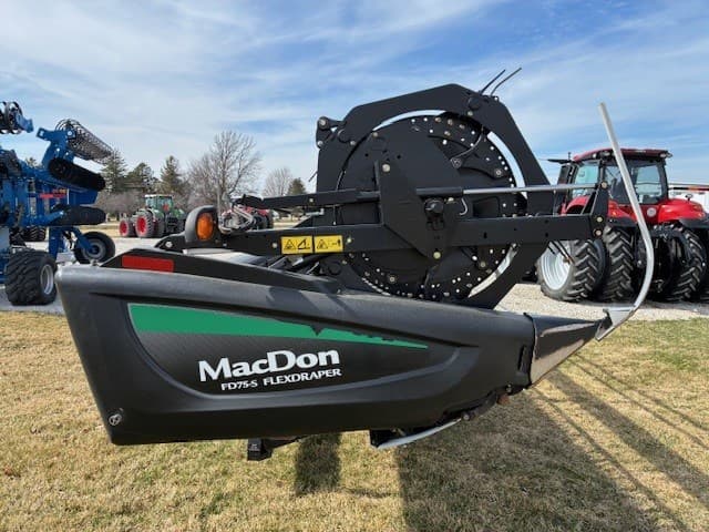 Image of MacDon FD75S equipment image 4