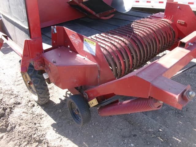 Image of New Holland 166 equipment image 4