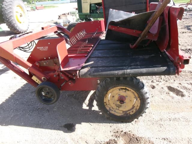 Image of New Holland 166 equipment image 1