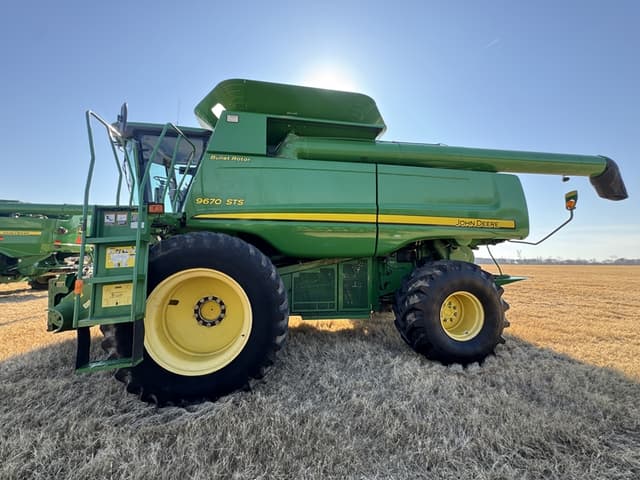 Image of John Deere 9670 STS equipment image 2