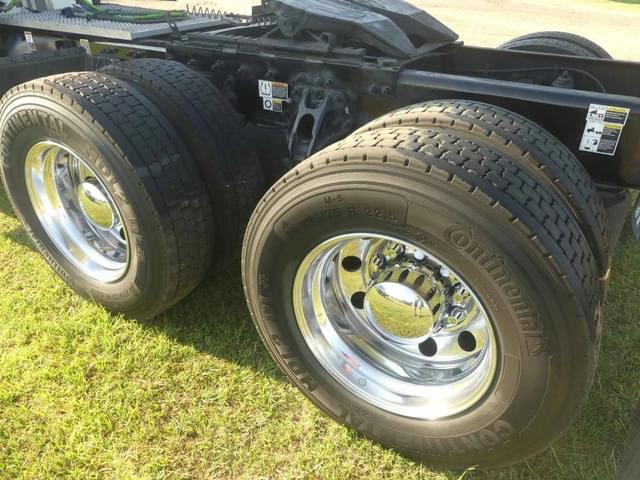 Image of Peterbilt 389 equipment image 4