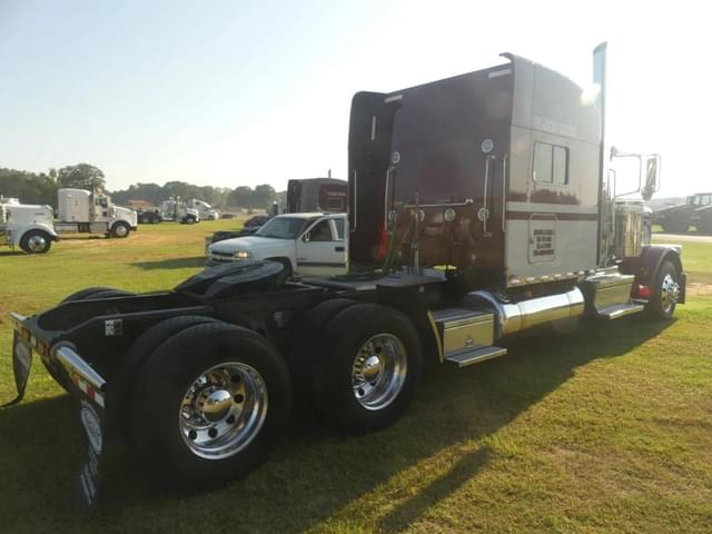 Image of Peterbilt 389 equipment image 2