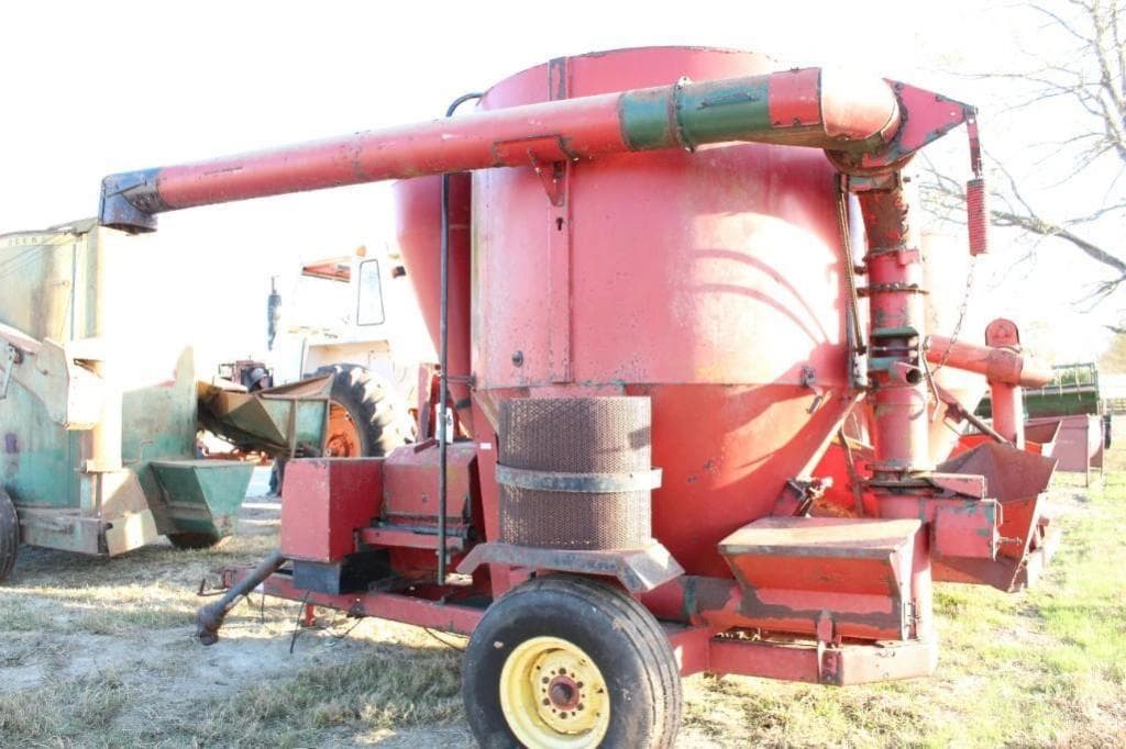 Image of International Harvester 1250 Image 1