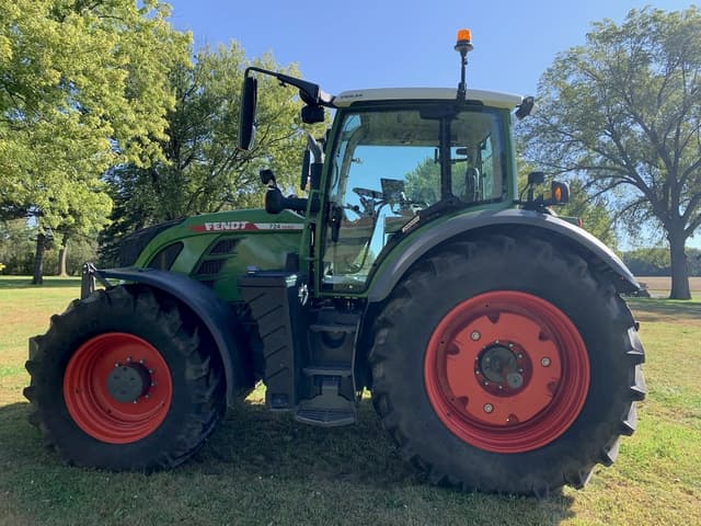 Image of Fendt 724 Vario equipment image 2