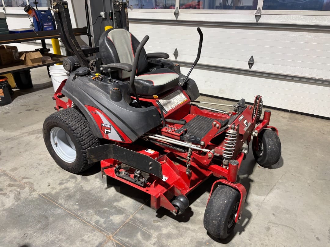 Ferris IS2100Z Equipment Image0