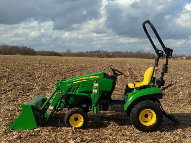 Image of John Deere 1023E equipment image 2