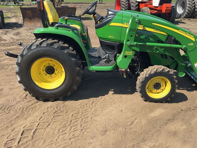 Image of John Deere 3520 equipment image 2