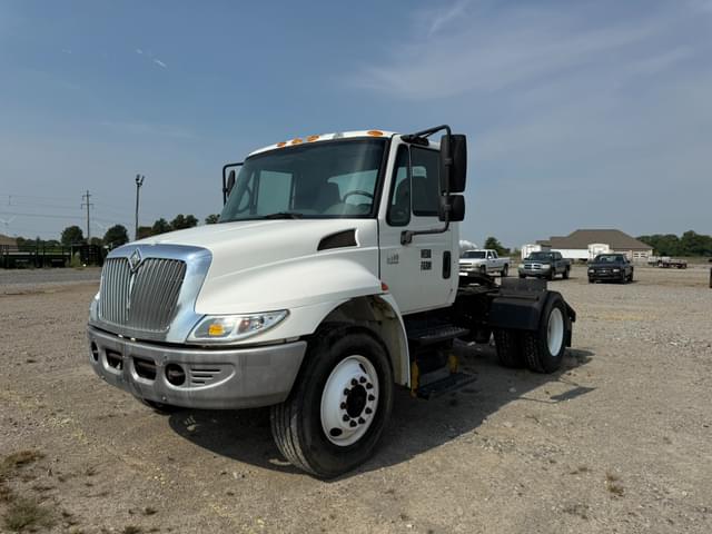 Image of International 4400 equipment image 1