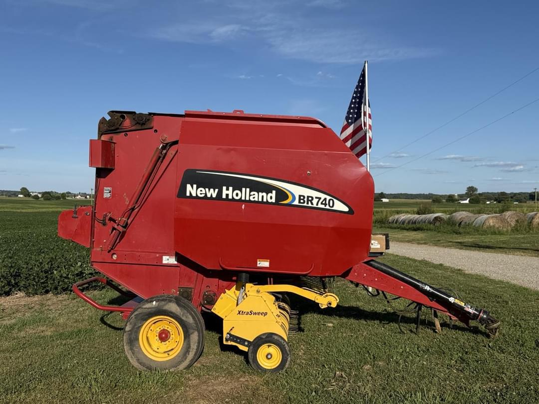 Image of New Holland BR740 Primary image