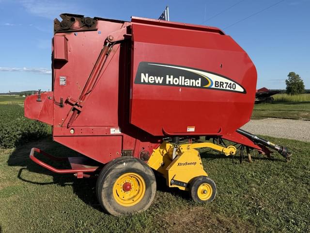 Image of New Holland BR740 equipment image 3