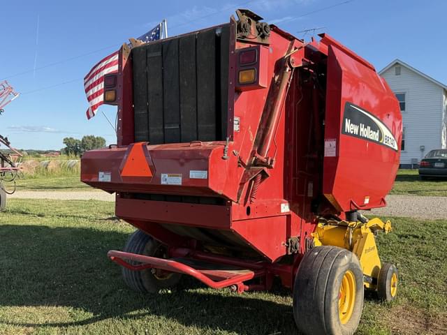 Image of New Holland BR740 equipment image 2