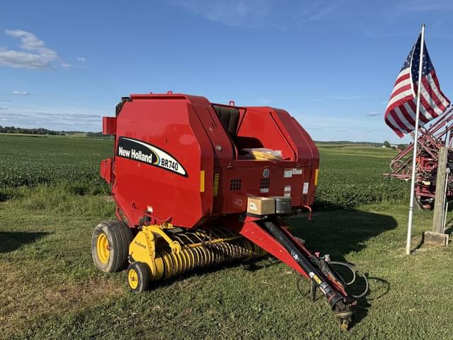 Image of New Holland BR740 equipment image 1