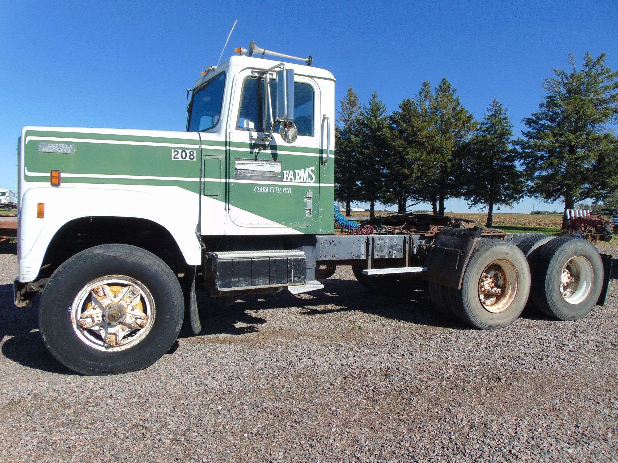 1984 International 4200 Equipment Image0