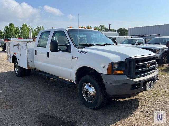 Image of Ford F-350 equipment image 2