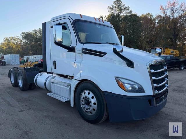 Image of Freightliner Cascadia 126 equipment image 2