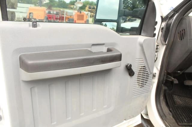 Image of Ford F-350 equipment image 4