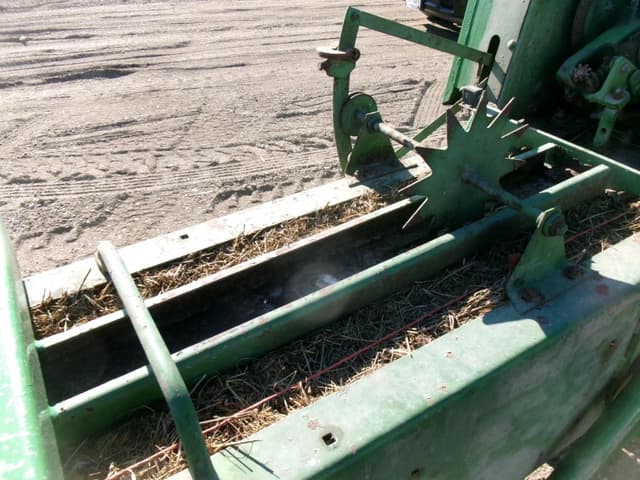 Image of John Deere 336 equipment image 4