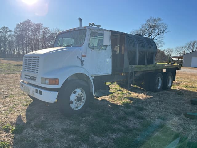 Image of International 8100 equipment image 4