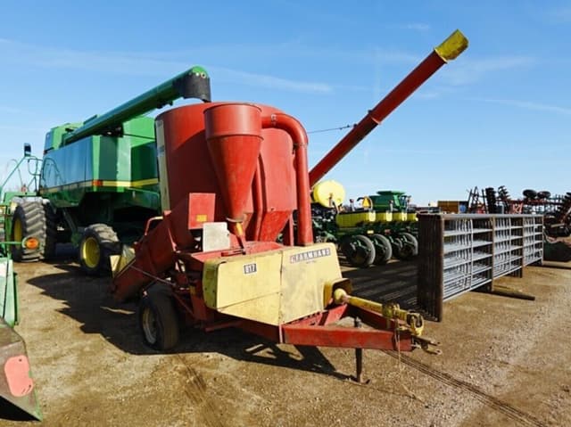 Image of Farmhand 817 equipment image 1