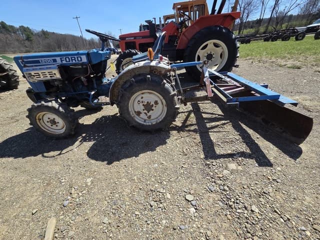 Image of Ford 1200 equipment image 3
