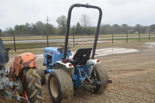 Image of Ford 1220 equipment image 1