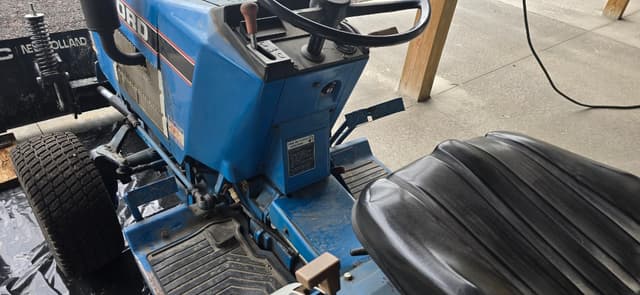 Image of Ford 1220 equipment image 1