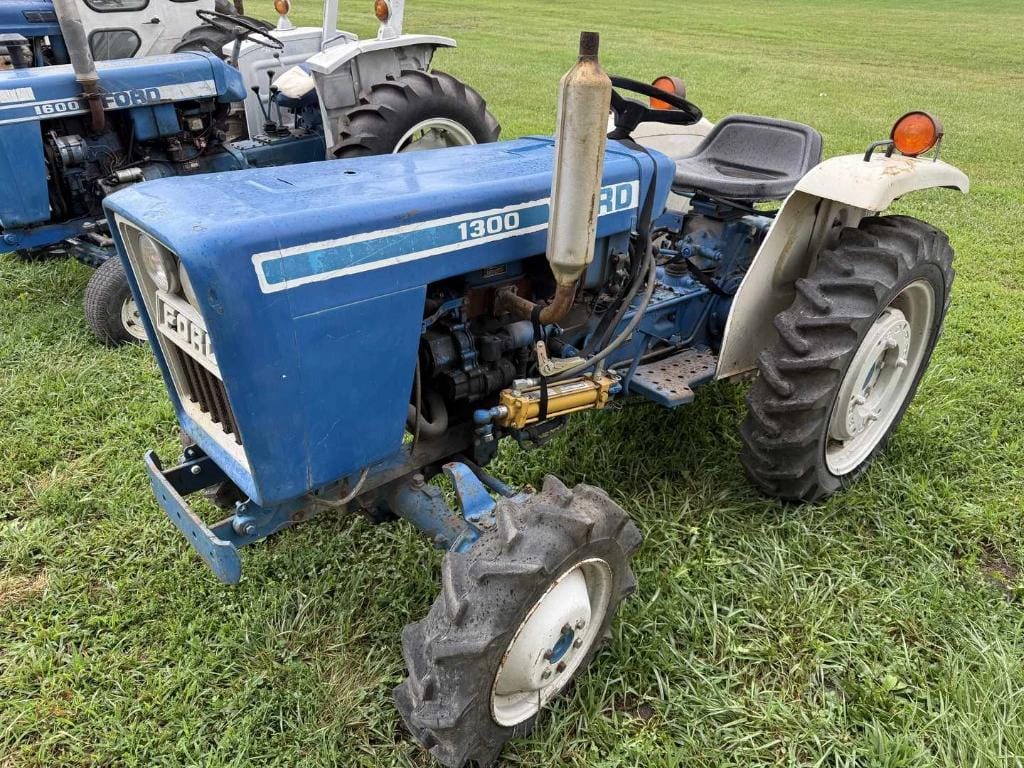 Ford 1300 Equipment Image0