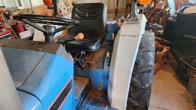 Image of Ford 1320 equipment image 2