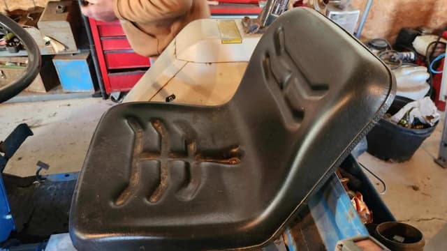 Image of Ford 1320 equipment image 4