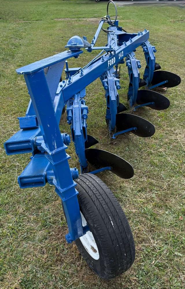 Image of Ford 142 equipment image 4