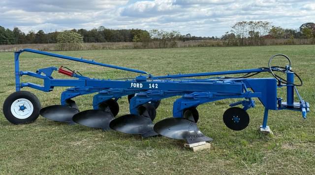 Image of Ford 142 equipment image 2