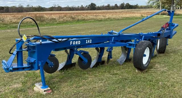 Image of Ford 142 equipment image 1