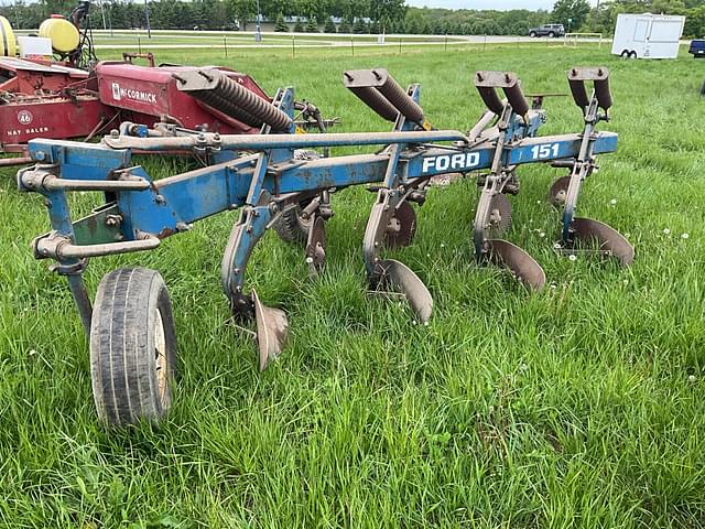 Image of Ford 151 equipment image 3